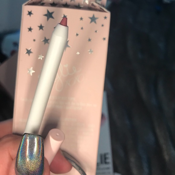 Kylie Jenner “TWENTY” colored LipKit - Picture 7 of 7